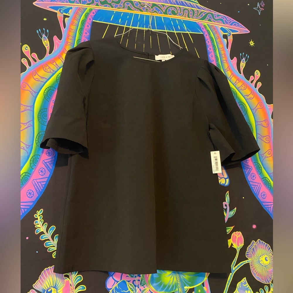 12) NWT Cute puff sleeve top - Picture 2 of 6